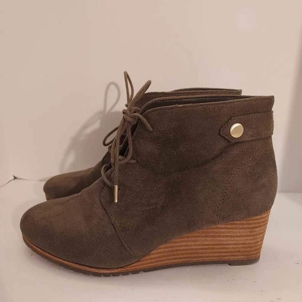 Dr. Scholl's Shoes Olive Green Microfiber Conquer Ankle Booties in Size 7.5M